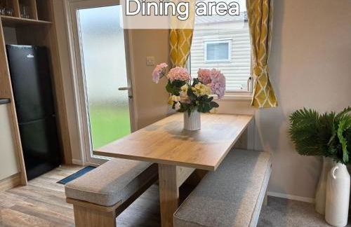 M&B Holiday Home 2025 Cozy Beach side Caravan 4 Beds, 3 Sofa Bed, 7 Sleep, Wifi, Tea and Coffee, Free Parking - Foto 8