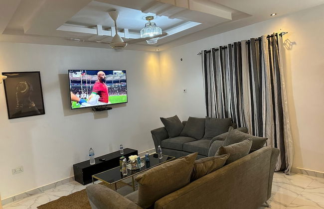 Luxe Apt #4the Retreat Apartments - Photo 17