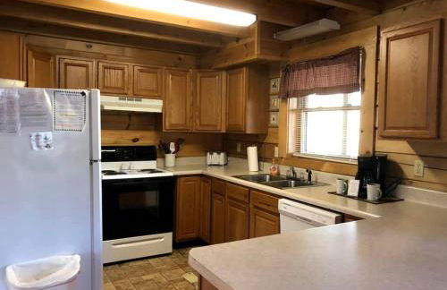 Spacious Cabin Rental with Forest Views near Charleston, West Virginia - Foto 2