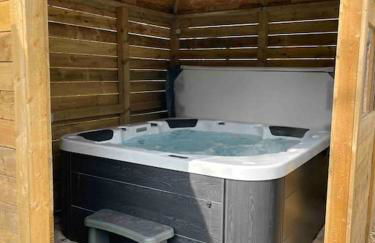 Lovely 2 bed apartment with hot tub log burner and off street parking - Foto 20