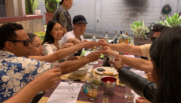 Un brindisi durante la degustazione