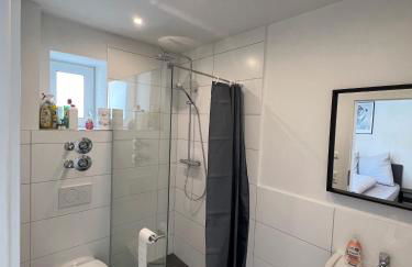 Gemütliches Studio-Apartment in Karlsruhe Neureut - Nähe Uni-KIT-Messe, Fußbodenheizung, Regendusche, Waschmaschine, Stellplatz - Foto 5