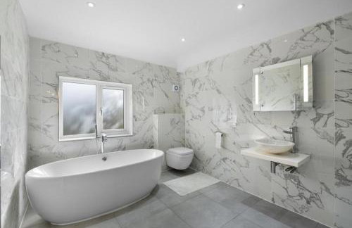 Luxurious Relaxing 6 Bed House for great comfort - Photo 5