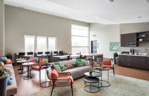 TC Sweet Pea - 2-Bedroom Condo Near Downtown TC! - Photo 2