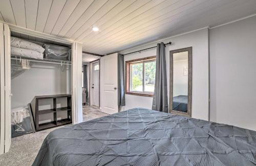 Prudenville Retreat with Yard about 1 Mi to Lake! - Foto 14