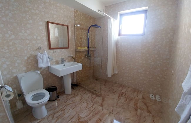 Cross Apartments and Tours - Photo 27