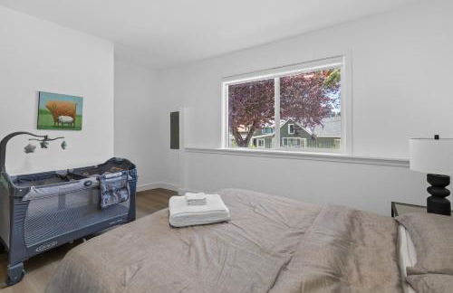 Family-Friendly 4BR Home with AC and Yard Near Airport - Foto 18