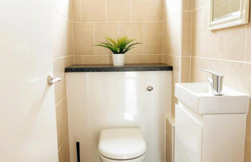 Spacious Family Bungalow with Garden for up to 7 - Photo 17