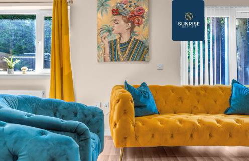 MUIRTON HOUSE - INVOICE and REDUCED PRICE only via SUNRISE SHORT LETS DUNDEE, 4 Bed House, 4 Car Parking, 2 Baths, 5 Smart TVs, Fully Equipped Kitchen, Large Dining and Living Space, Rear Garden, Free WiFi, and ONLY 9 Mins to STANNERGATE Ports - Foto 28