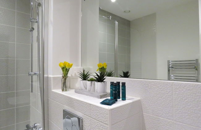 Tudors eSuites Private Garden & Garage - Photo 9