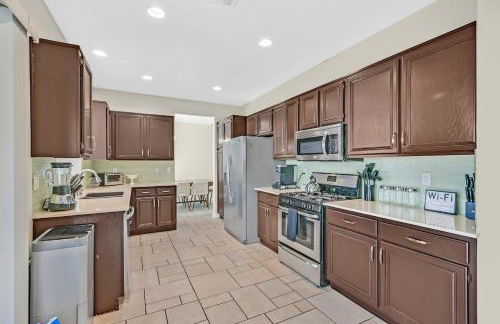 Stunning 4BR Getaway w Pool, Hot Tub, & Firepit - Foto 4