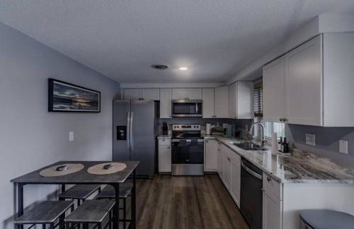 Spacious Backyard & Pool Retreat - 5 Mins to Beach - Foto 9