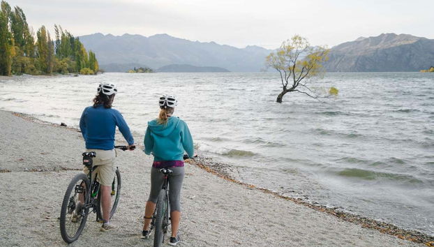 Contemplando el lago Hawea desde las bicicletas