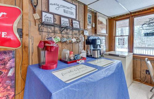 Lakefront Suring Home with Pool Table and Views! - Foto 14