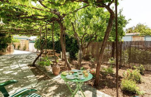 Spacious farmhouse with big yard and fireplace - Foto 1