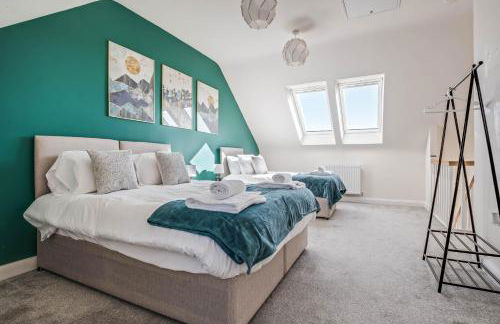 Beautiful and comfortable home away from home with free parking, fast wifi and white crisp hotel standard linen hosted by Our Home Short Stays - Photo 23