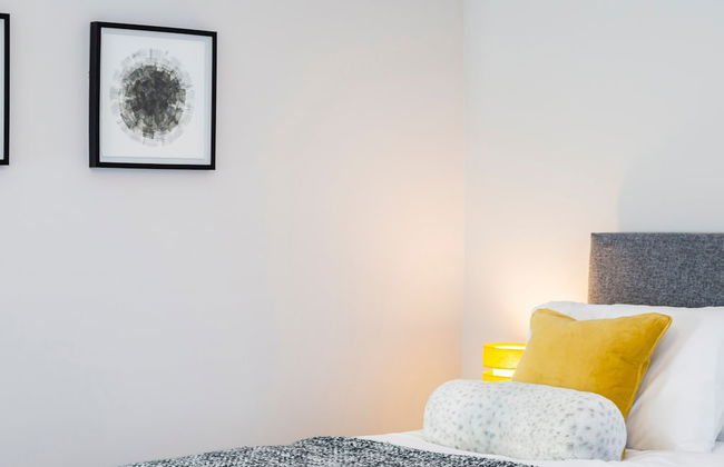 Stylish new Home With Parking - King Beds Garden - Foto 29