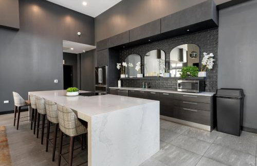 Experience Downtown Chicago at Millennium - Luxury Apartments in The Loop - Photo 2