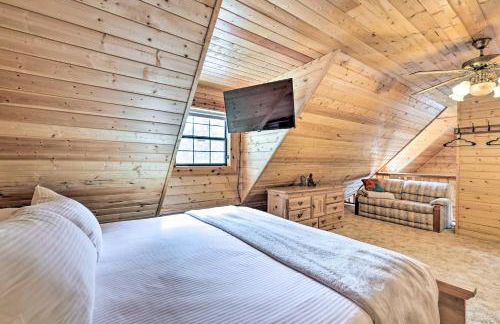 Rustic Duck Creek Village Cabin with Fire Pit! - Foto 13