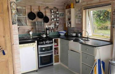 Romantic cliff top chalet at Whitsand Bay beach - Photo 3