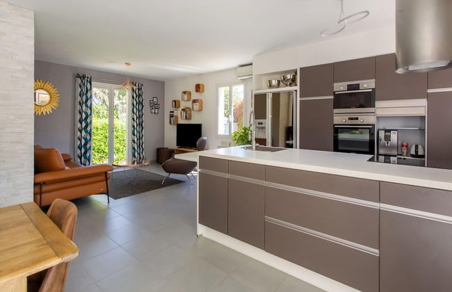 Beautiful Holiday Home With Swimming Pool - Photo 15