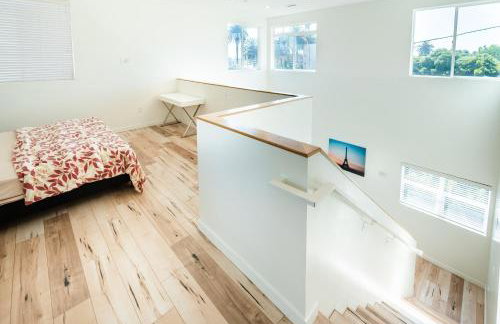 Modern 3 Bedroom 3 Level Loft in Hollywood Sleeps 10 Free Gated Parking Full Kitchen - Photo 18