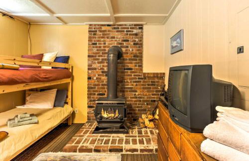 Riverside Winthrop Chalet with Hot Tub and 2 Decks! - Foto 18