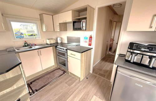 Ocean Bliss-Beach Front - Lux- Sea View- 3-Bedroom Caravan- 8 Sleeps - Photo 6