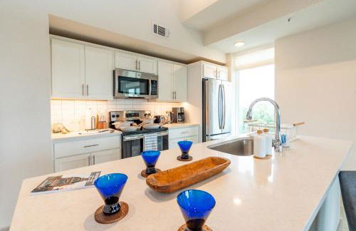 RiverWalk PentHouse Oasis w/Free Parking Gym Pool - Photo 43