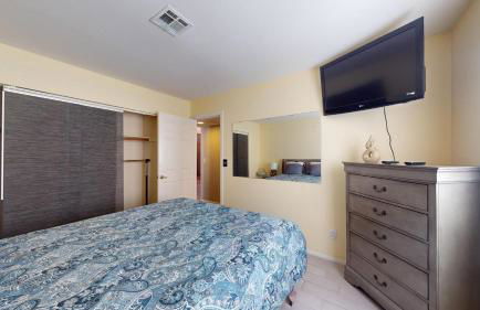 Beautiful Modern Home with Pool in Prime Strip Location - Foto 14