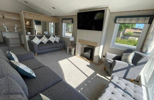 Chichester Lakeside Holiday Park Lakefront Lodge - Foto 12