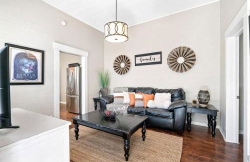 Charming and Historic Bungalow Near All - Foto 3