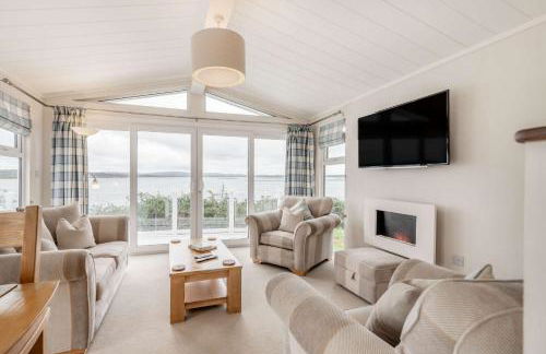 Bay View 2-Bed Lodge with Glorious Harbour View and Balcony - Photo 15
