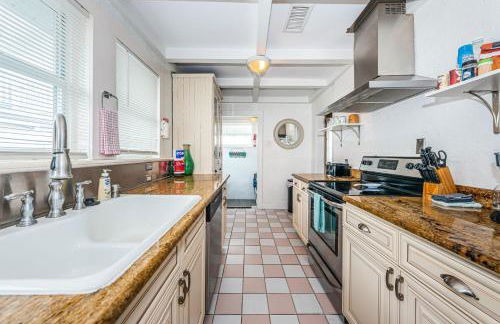 Beautiful Waterfront Beach Cottage. Sleeps 6 - Foto 5