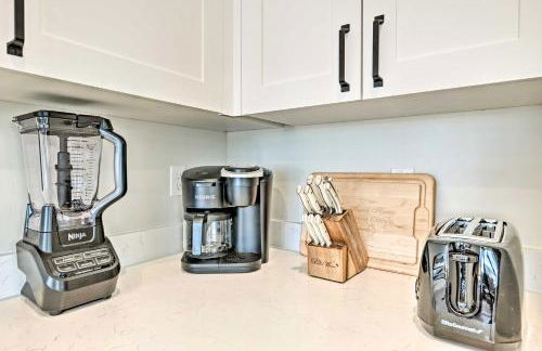 Newly-Built Lakeside Gem with Community Perks! - Foto 12