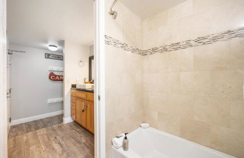 Partial Lake View Stunning Deluxe King Studio #125 at Donner Lake Village - Foto 6