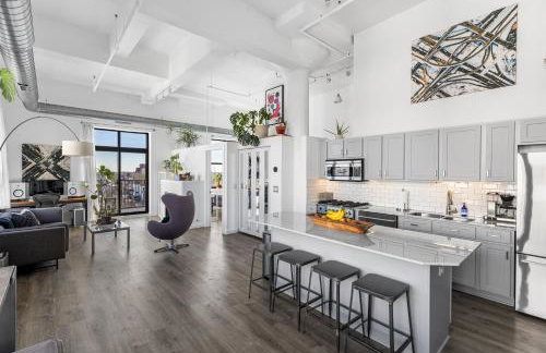Modern Historic Loft 19ft Ceilings, Gym, Heated Parking, Skyline Views, Balcony - Foto 43