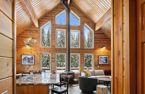 Alpine Retreat at Snoqualmie Pass- 5-Min to Slopes, Private Creek, BBQ, Fireplace, Smart TVs, Kids Games, Hi-Speed Wi-Fi - Foto 12