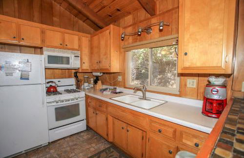 Rest N Relax Inn - Beautiful chalet-style cabin features dramatic forest and slope views! - Foto 8