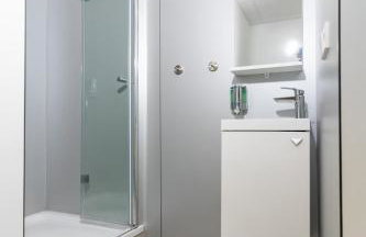 Private room #5 with 2 beds, ground floor, AC, only 2min to RAB - Foto 10