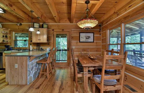 Stunning Mountain Cabin with Hot Tub and Game Room Near Asheville in Old Fort, NC - Foto 11