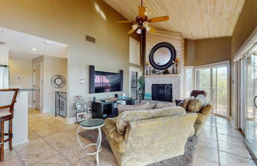 Refined Panoramic Paradise on Lake Travis with Boat Launch and Tesla Charger - Foto 6