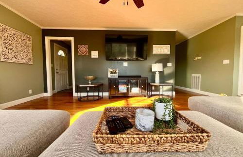 Harmony House - cozy, private mountain home, with firepit and pool table, located 10 minutes from Tryon Equestrian Center, Lake Lure, Local Wineries, and wedding venues - Foto 19