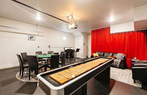 Private Home with Rooftop Game Room near Downtown - Foto 45