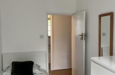 Cosy 5 Bed Apartment in Highgate - Photo 9