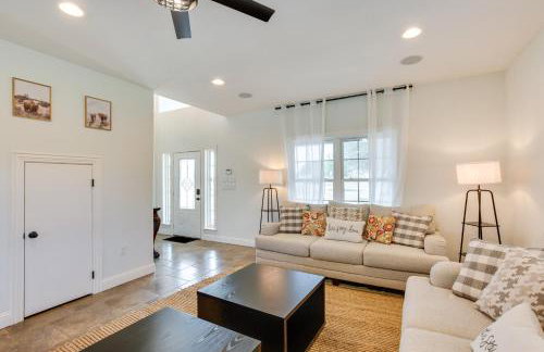 Unwind Fireside Wills Point Gem with Hot Tub and Pond - Foto 5