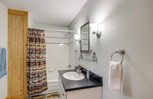 Near Beach Access Torch Lake Cabin Retreat! - Foto 19