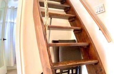 The Carriage House Chic Treetop Loft and Hot Tub - Foto 15