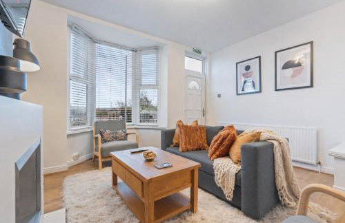 Stylish House - Close to City Centre - Self-Check-In - Free Parking, Work Space, Fast WiFi, Smart TV and Garden by Yoko Property - Foto 12