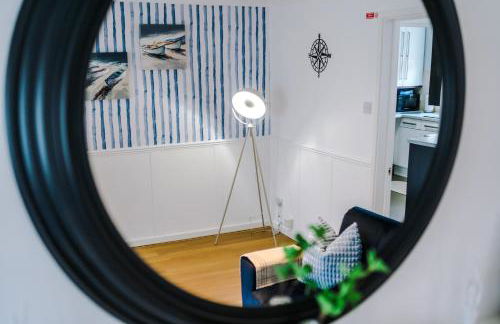 4BR Home for 8, Full Kitchen, Parking, WiFi in Northwich - Photo 4